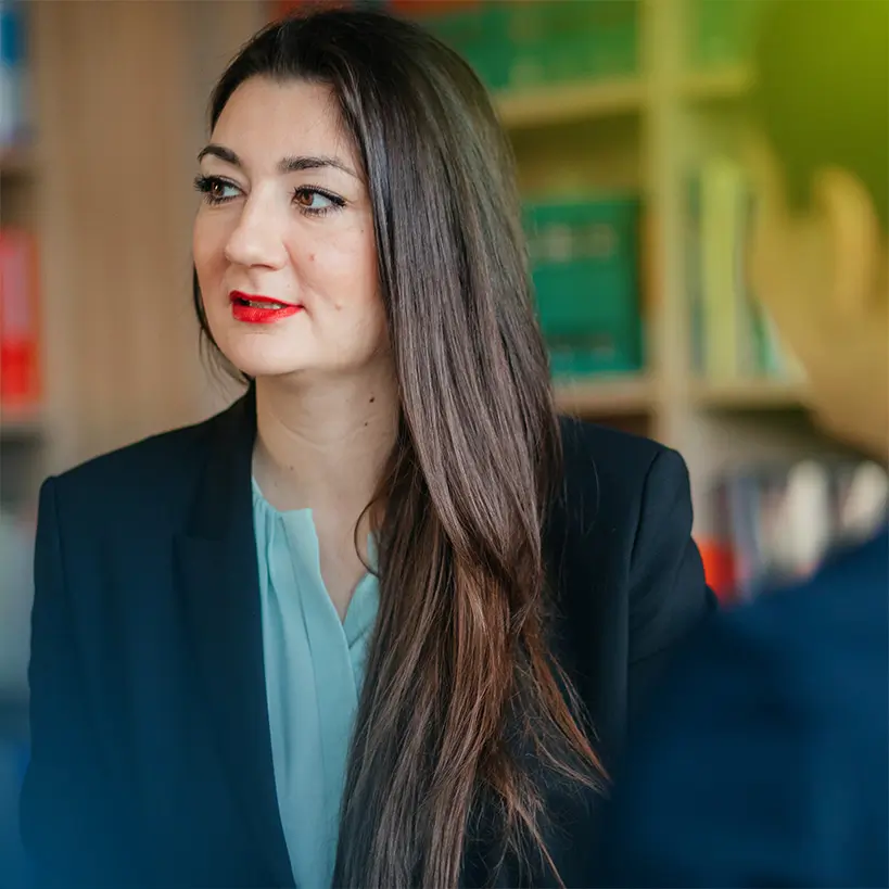 Tanja Burger steht vor einem neutralen Hintergrund und lächelt freundlich in die Kamera. Sie ist eine Wirtschaftsprüferin in München und bietet professionelle Dienstleistungen in der Steuerberatung und Wirtschaftsprüfung an.