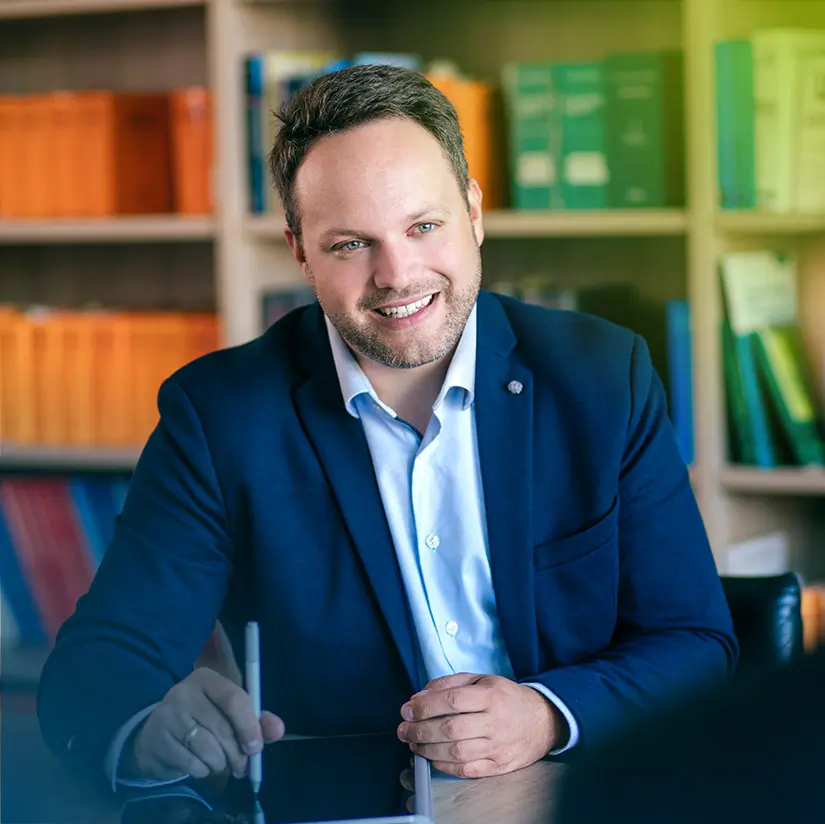 Porträt von Maximilian Bodenhagen vor neutralem Hintergrund. Bei Maximilian Bodenhagen erhalten Sie professionelle Steuerberatung und Rechtsprüfung in München.